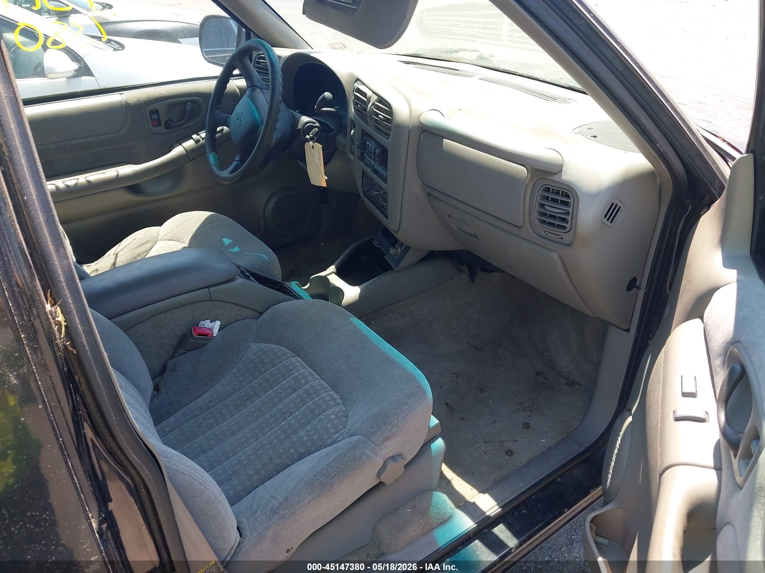 2000 Chevrolet Blazer Ls Black vin: 1GNDT13W2Y2295883