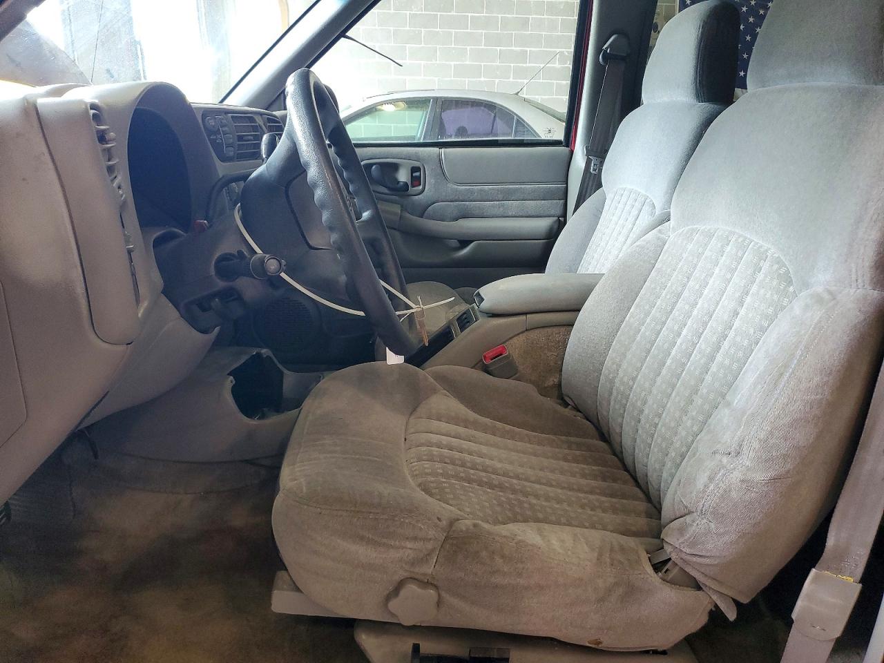 2000 Chevrolet Blazer Red vin: 1GNDT13W2Y2341941