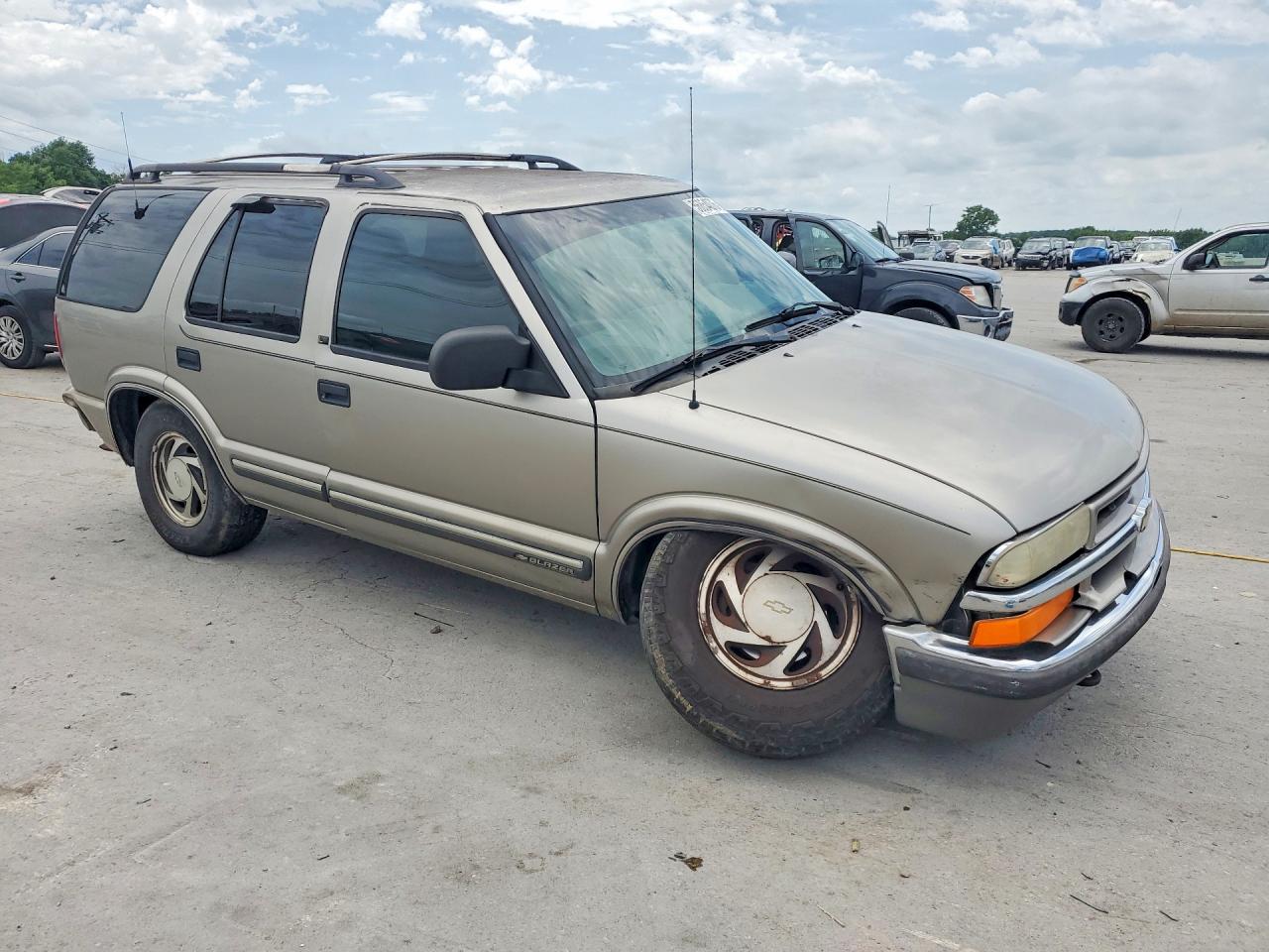 2000 Chevrolet Blazer Silver vin: 1GNDT13W2Y2401541