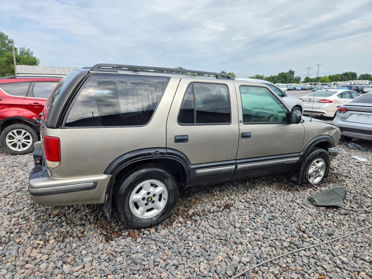 1999 Chevrolet Blazer Gold vin: 1GNDT13W4X2217426