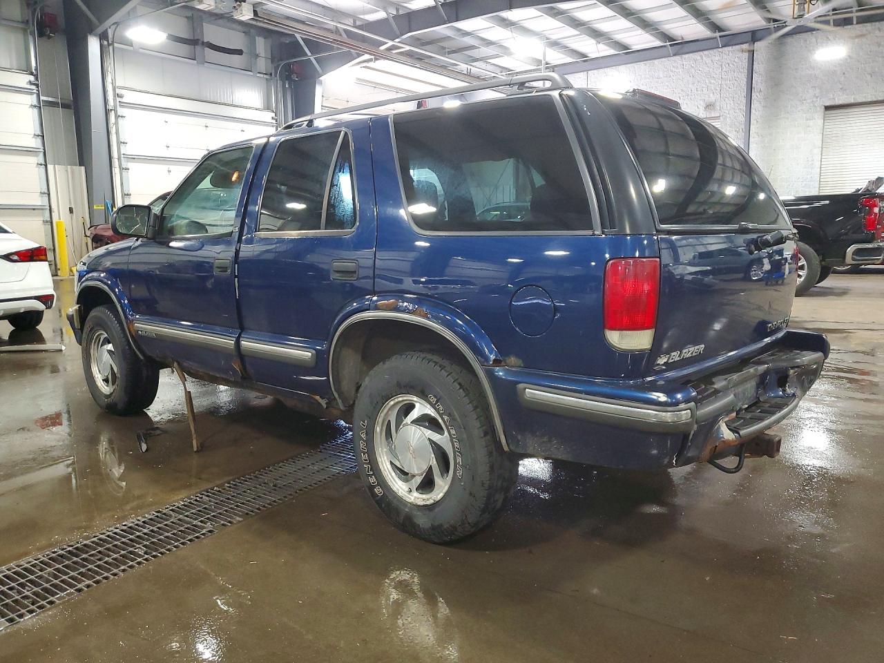 1999 Chevrolet Blazer Синий vin: 1GNDT13W4XK156885