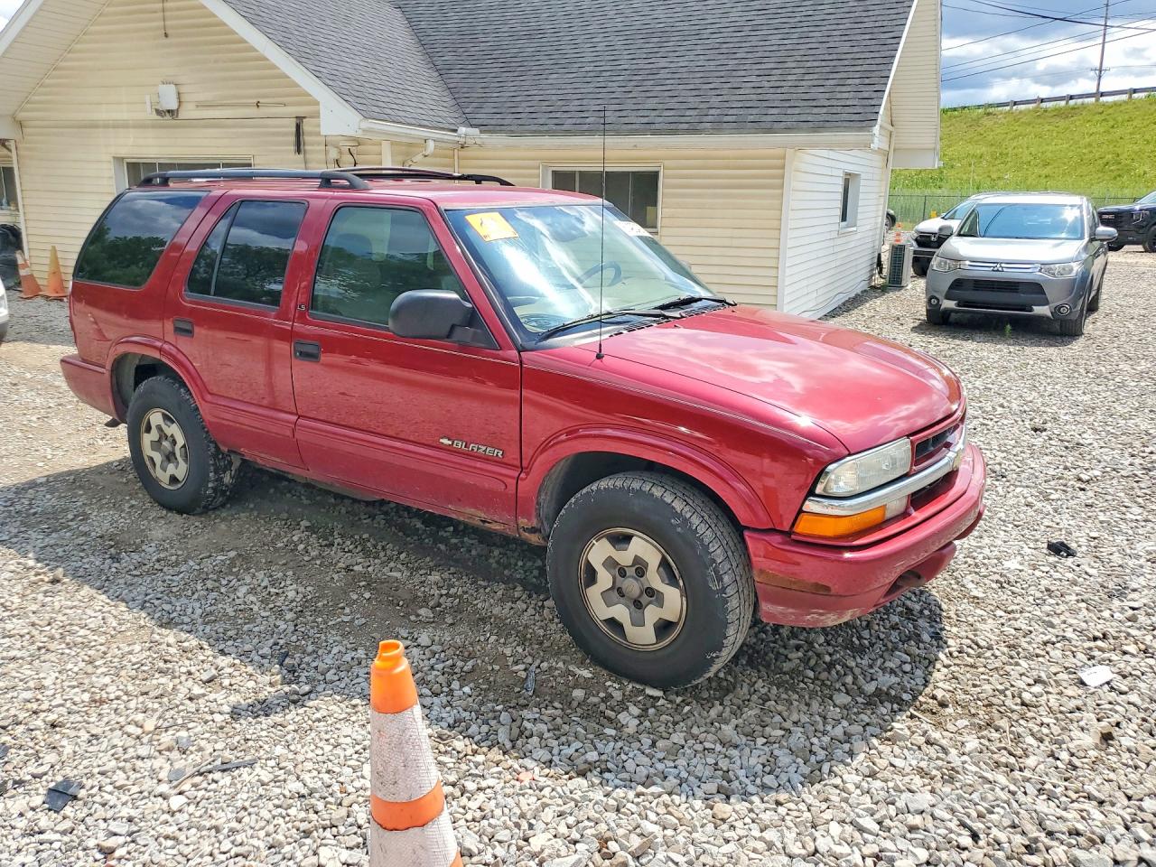 2002 Chevrolet Blazer Red vin: 1GNDT13W52K154281