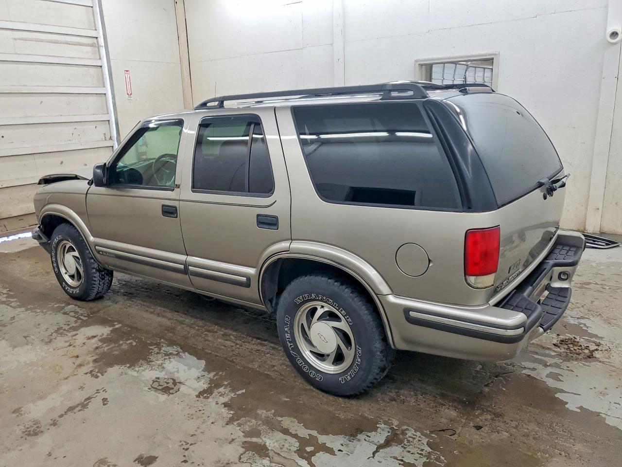 1999 Chevrolet Blazer Silver vin: 1GNDT13W5X2113771