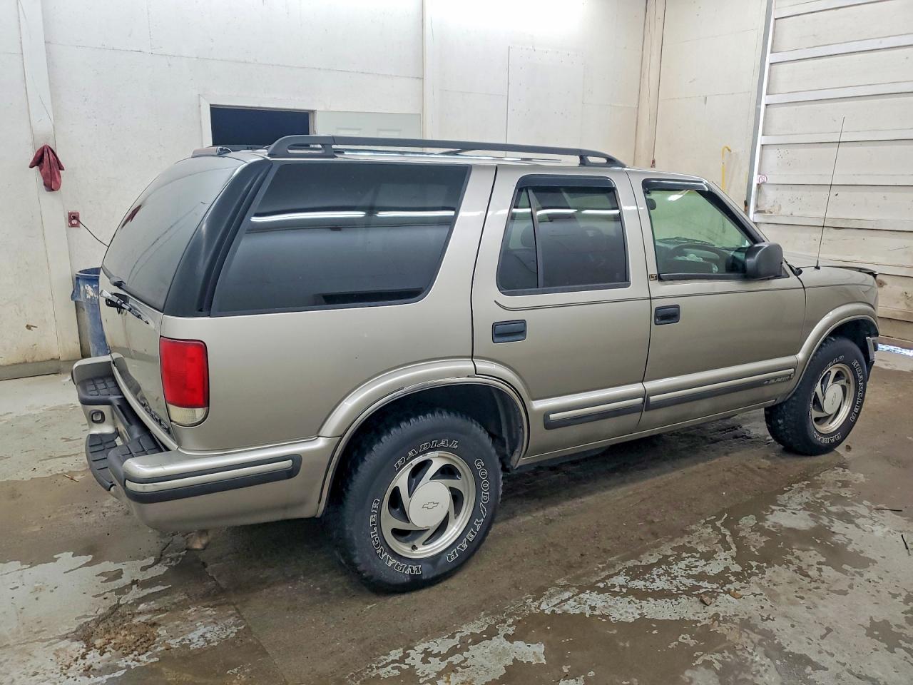 1999 Chevrolet Blazer Silver vin: 1GNDT13W5X2113771