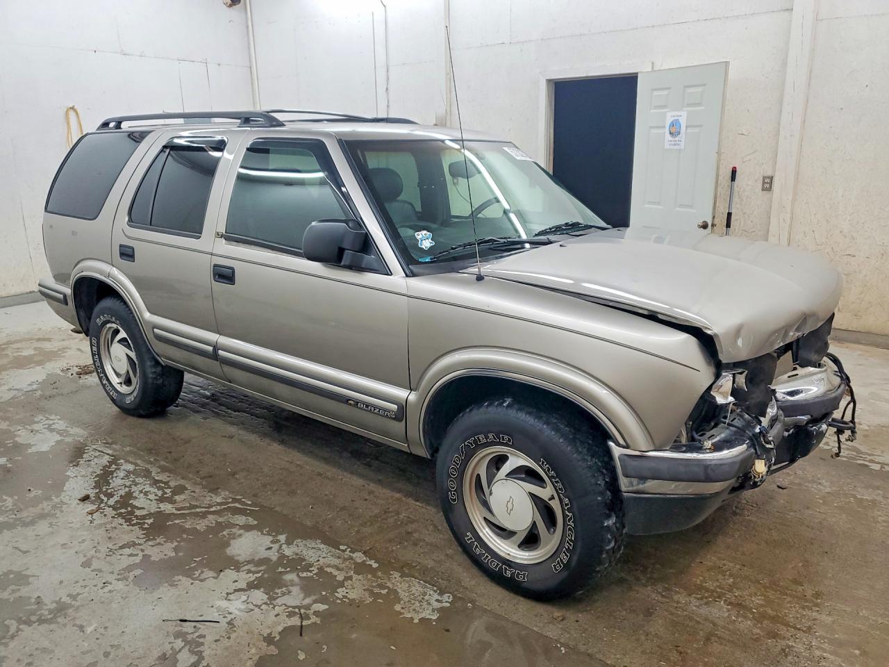 1999 Chevrolet Blazer Silver vin: 1GNDT13W5X2113771