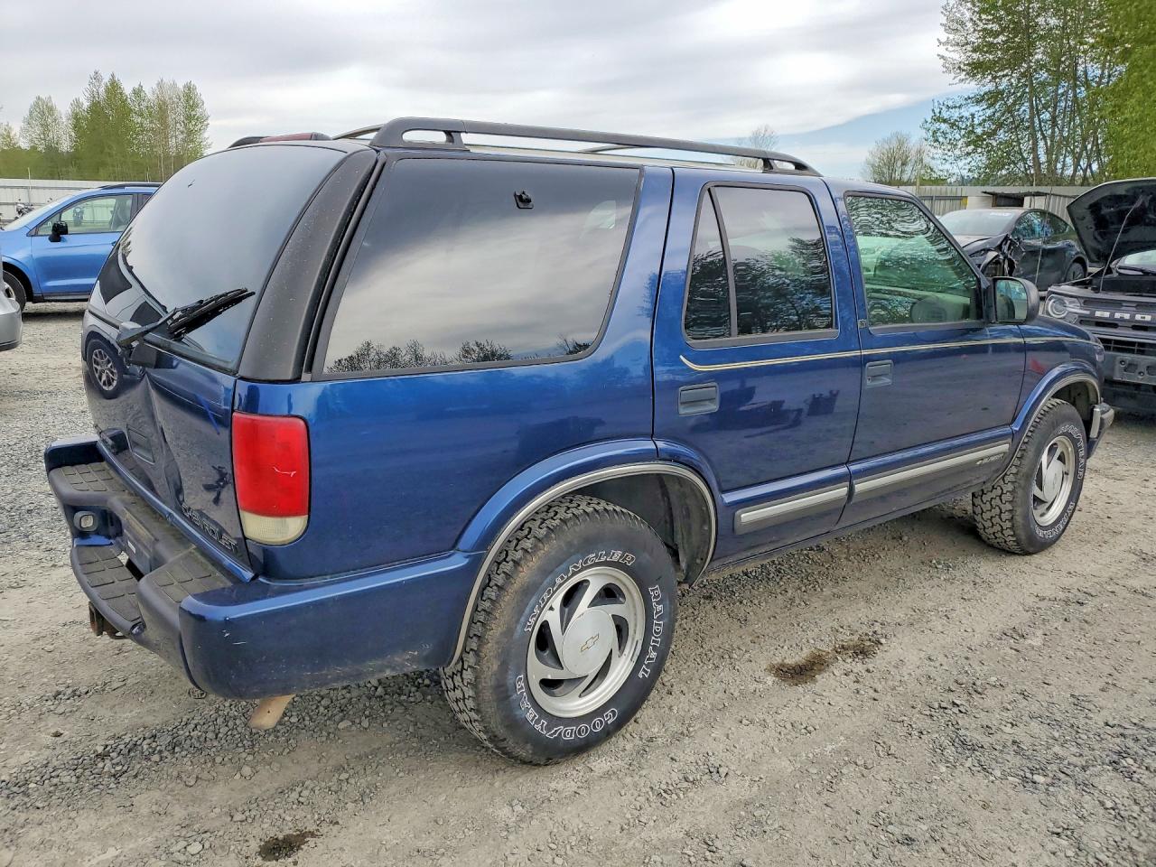 2001 Chev Blazer Синий vin: 1GNDT13W612220108