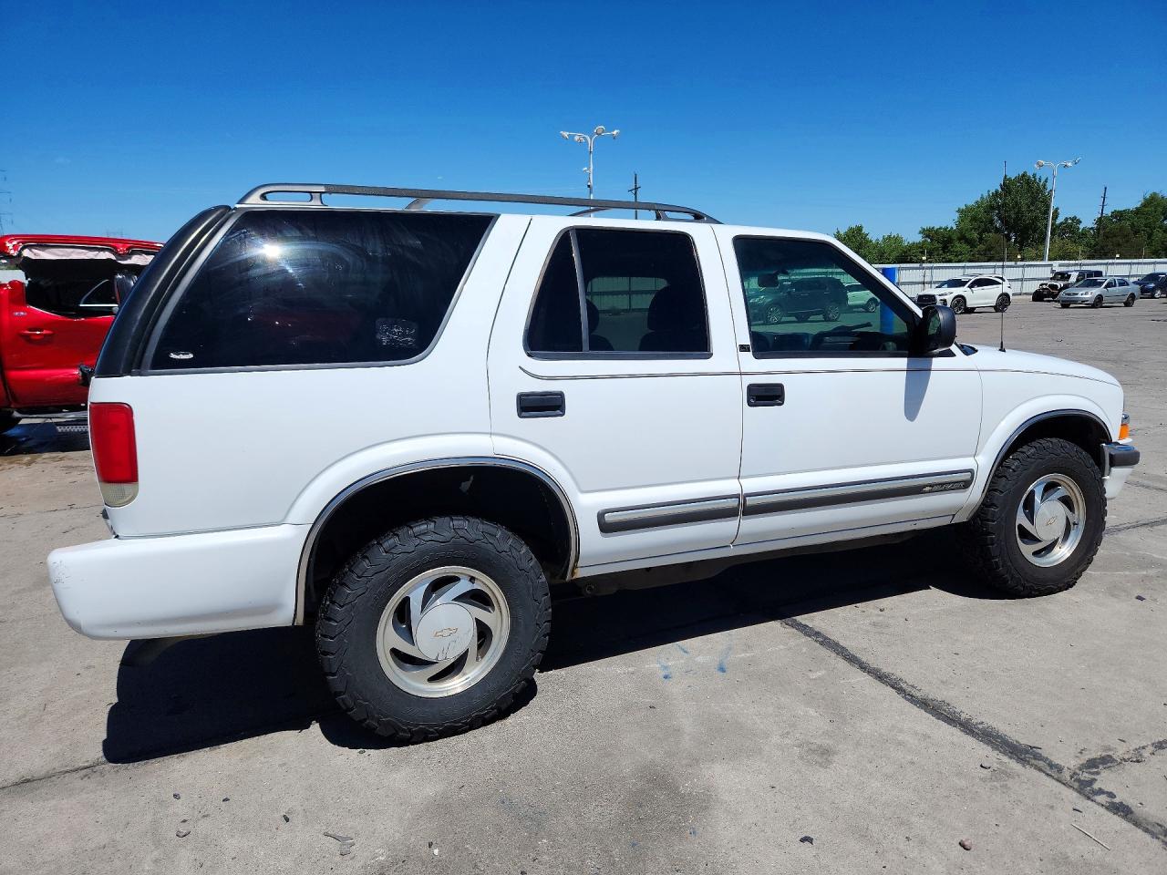 2001 Chevrolet Blazer White vin: 1GNDT13W712196174