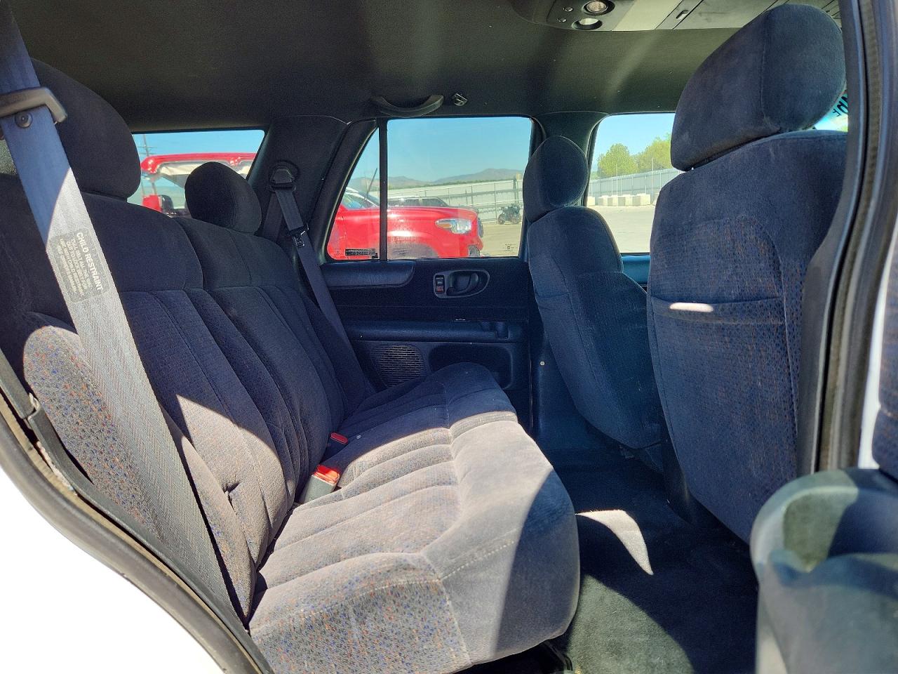 2001 Chevrolet Blazer White vin: 1GNDT13W712196174