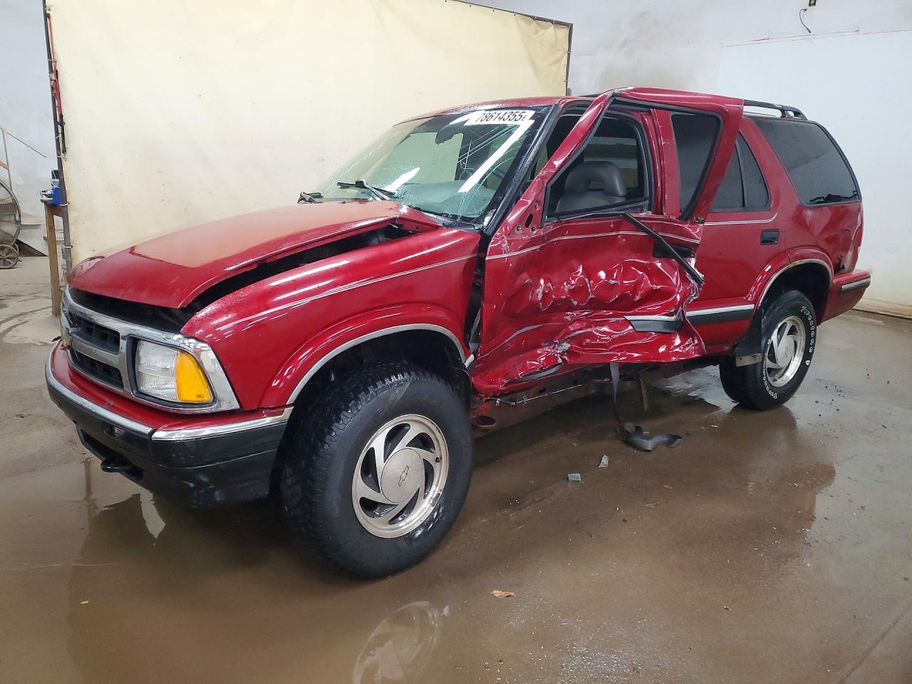 1997 Chevrolet Blazer Red vin: 1GNDT13W8V2140122