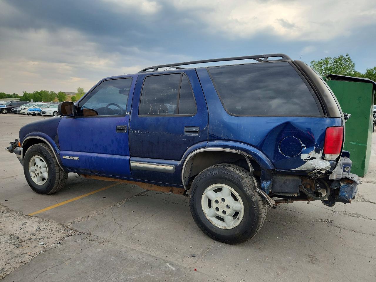 1999 Chevrolet Blazer Blue vin: 1GNDT13W8X2170658