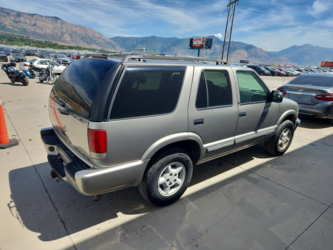 2000 Chevrolet Blazer Beige vin: 1GNDT13W8Y2273533