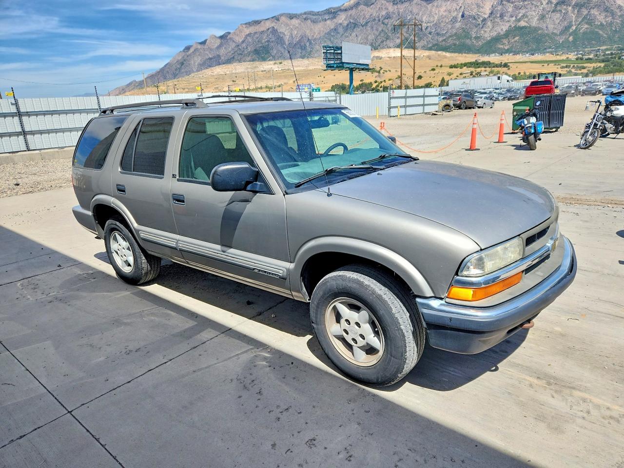 2000 Chevrolet Blazer Beige vin: 1GNDT13W8Y2273533