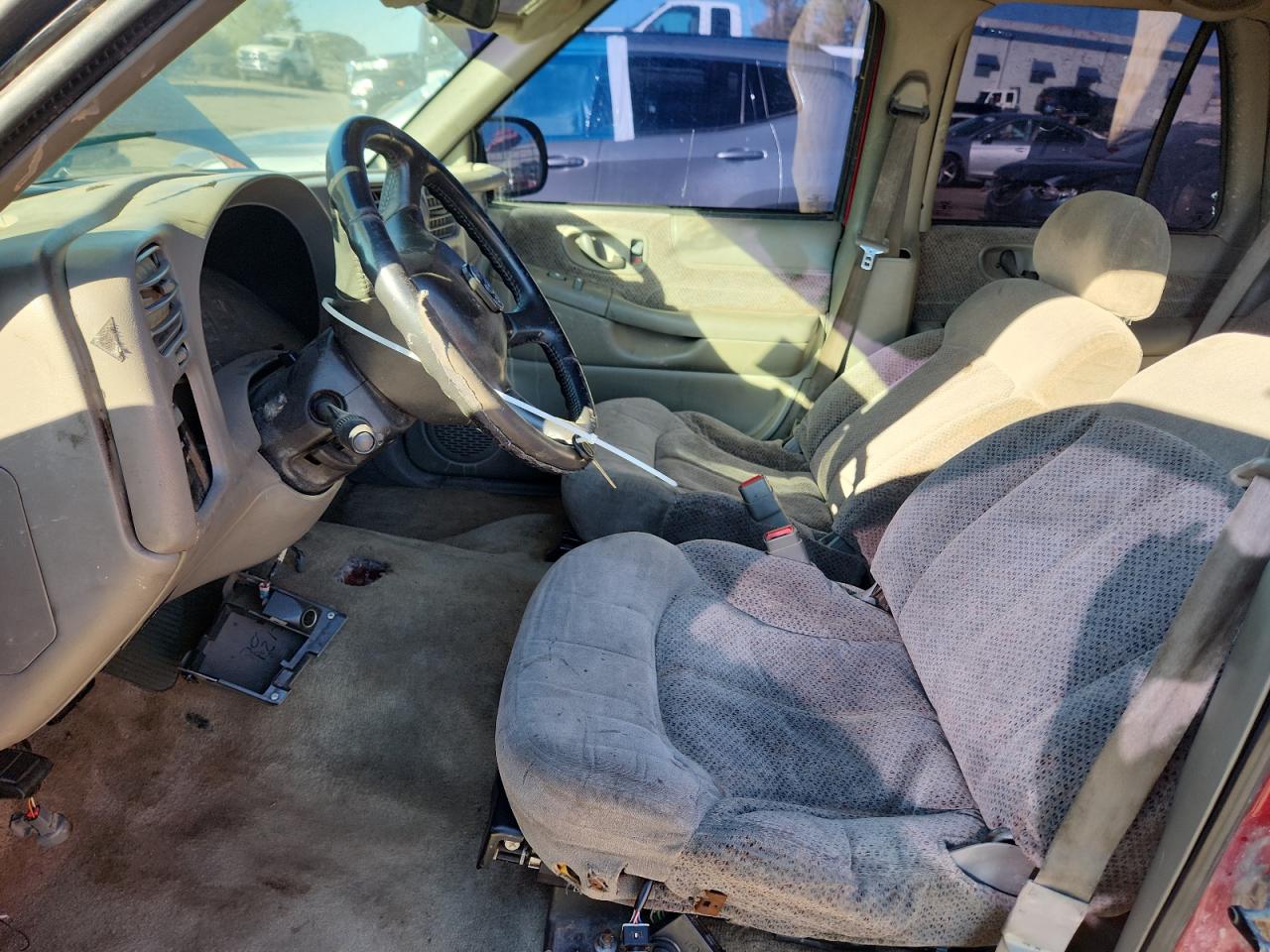 2001 Chev Blazer Maroon vin: 1GNDT13W91K238490