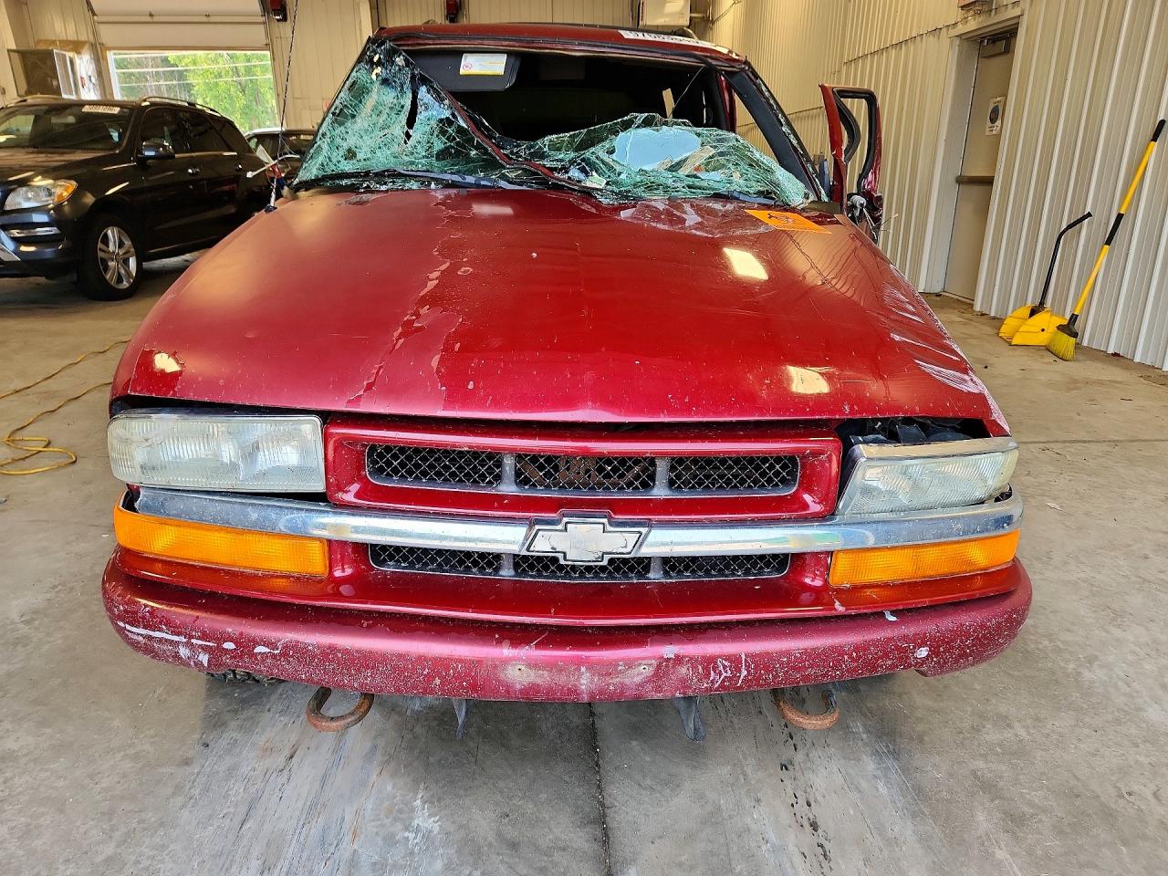2002 Chevrolet Blazer Burgundy vin: 1GNDT13WX2K113693