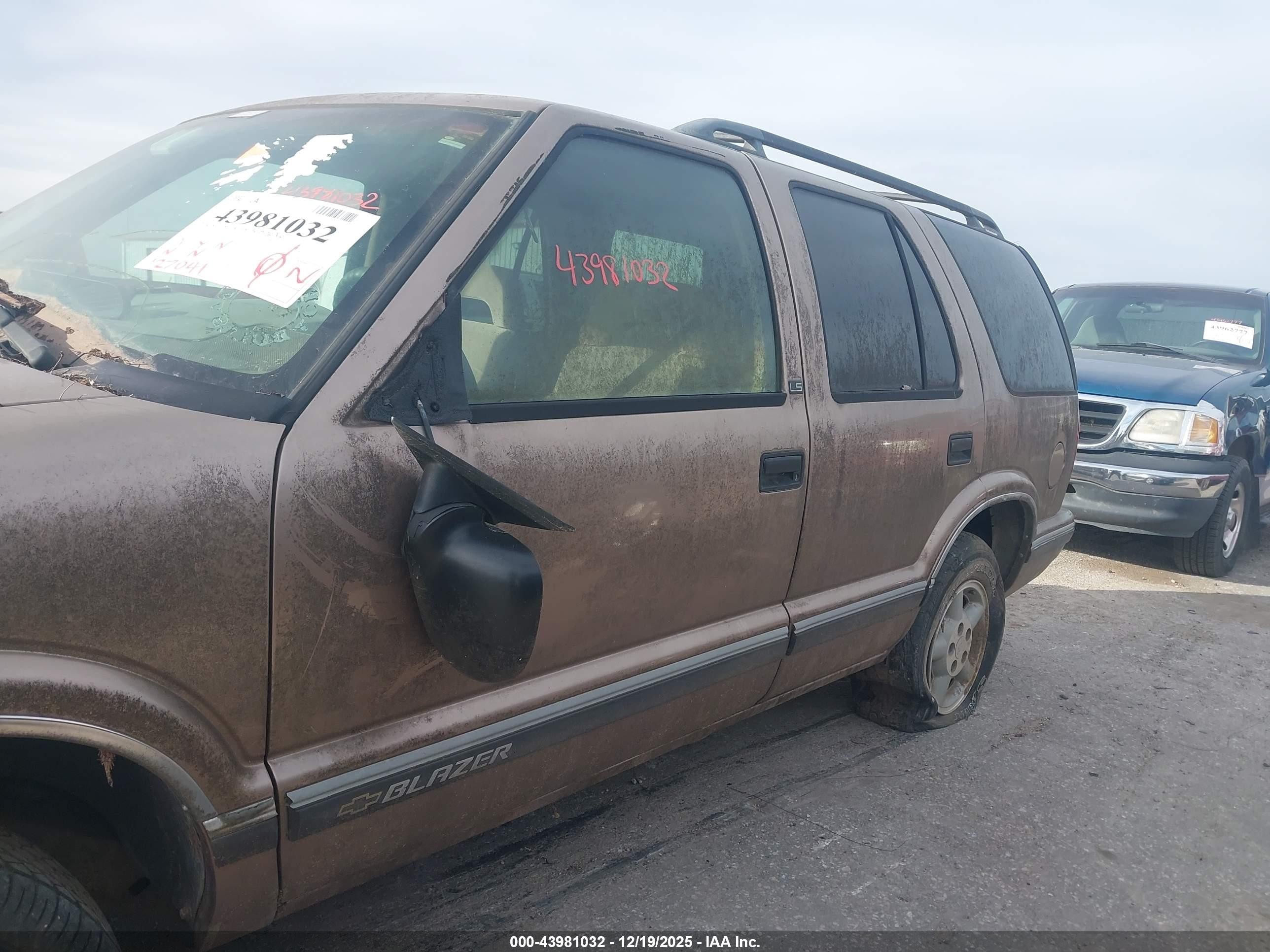 1997 Chevrolet Blazer Ls Золотой vin: 1GNDT13WXV2239427