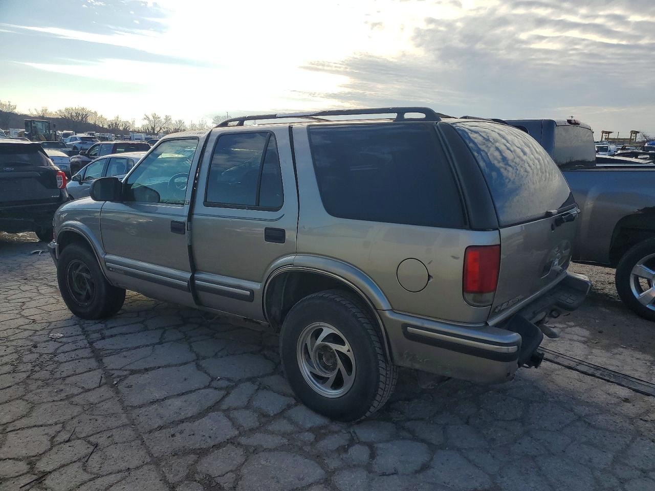 1999 Chevrolet Blazer Желто-коричневый vin: 1GNDT13WXX2176770