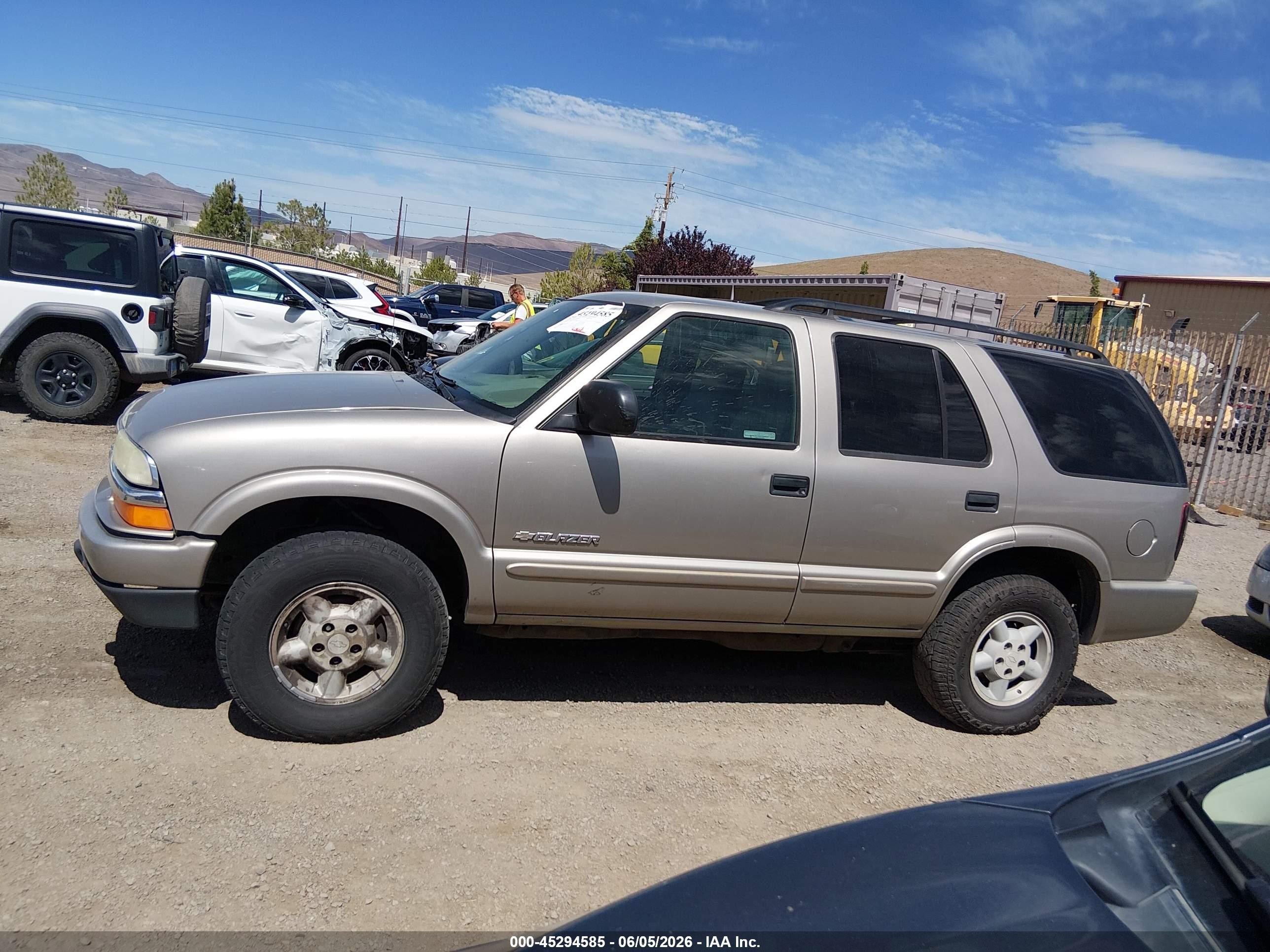 2004 Chevrolet Blazer Ls Beige vin: 1GNDT13X34K136020