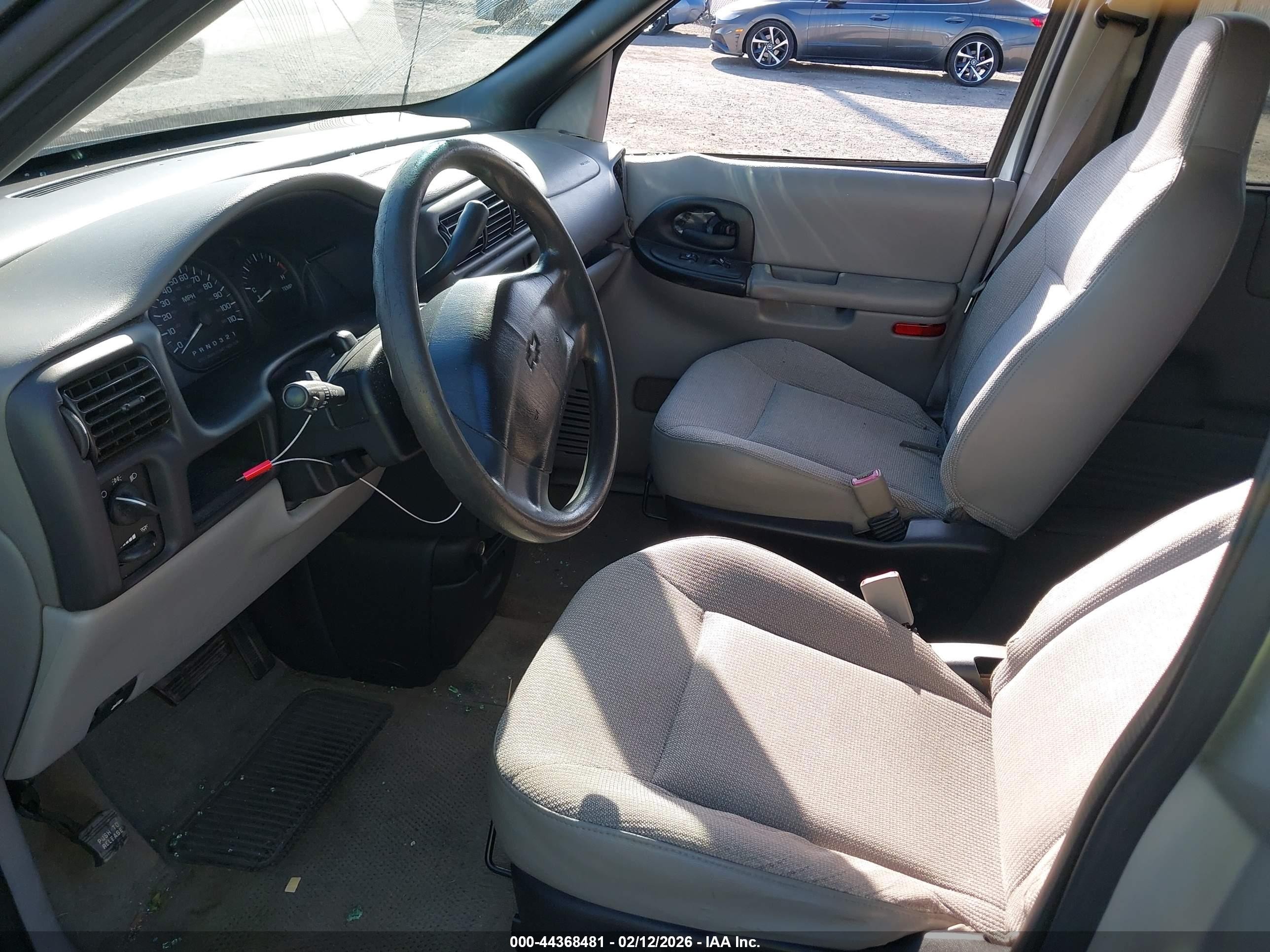 2002 Chevrolet Venture   Silver vin: 1GNDU03E72D287868