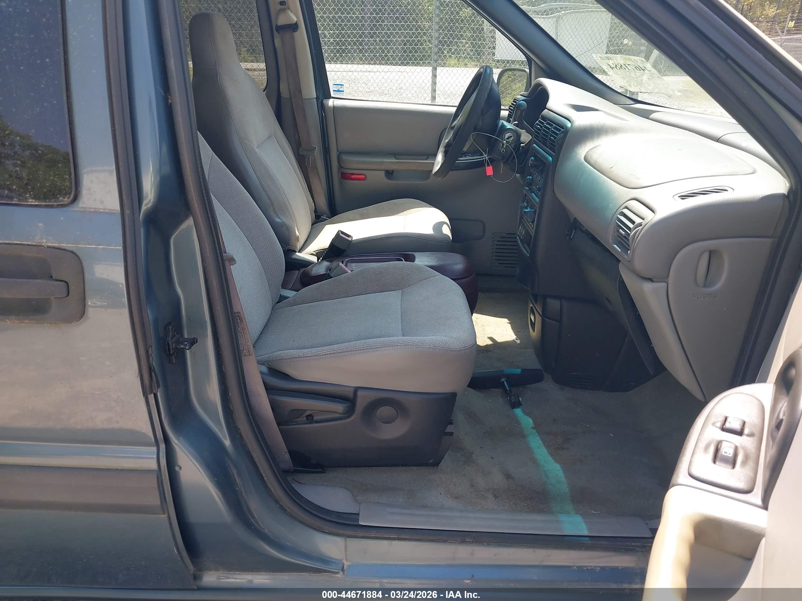 2004 Chevrolet Venture Plus Синий vin: 1GNDU03E84D131583