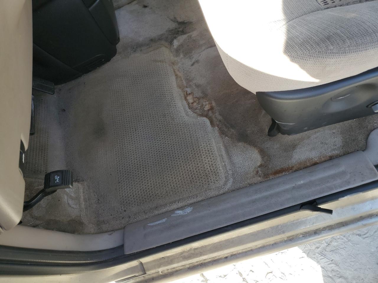 2005 Chevrolet Venture Ls Gold vin: 1GNDV23E05D122919 Damage: Left Front Seat Cushion, Stained, Permanent