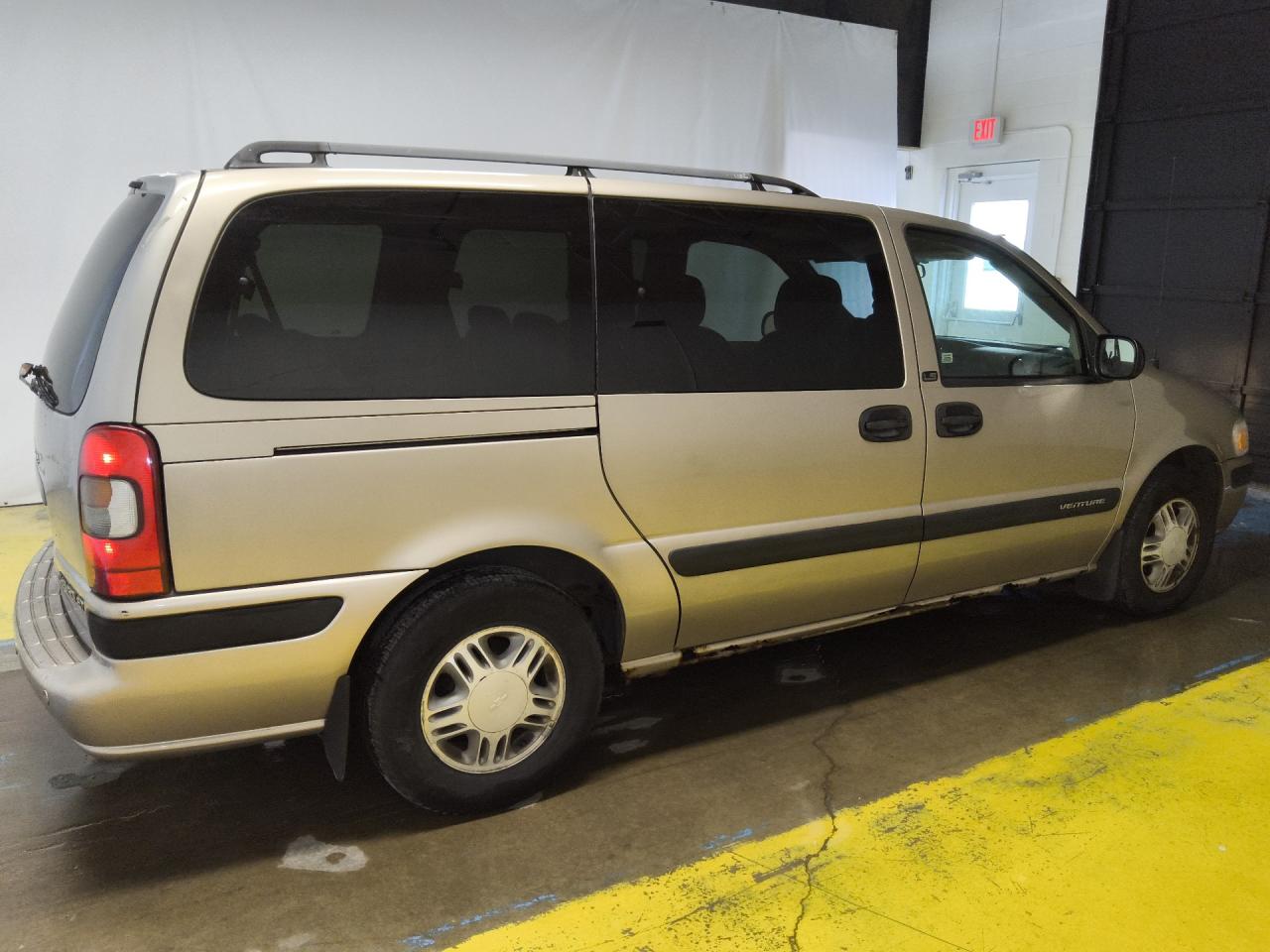 2004 Chevrolet Venture Gold vin: 1GNDX03E44D137047 Damage: Right Rocker Panel, Rust, > 12 Inches