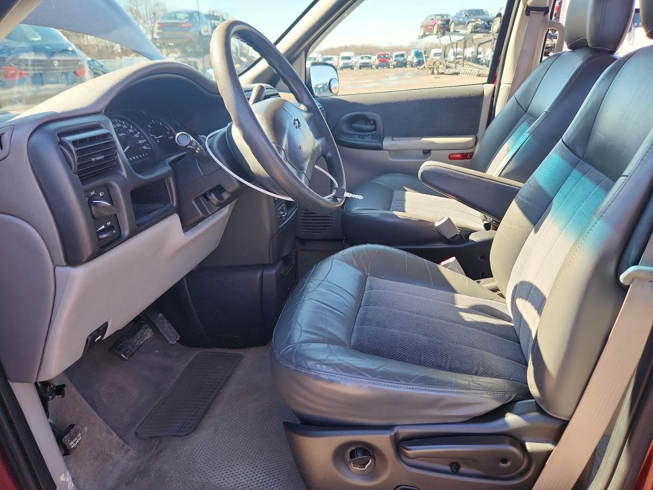 2002 Chevrolet Venture Luxury Red vin: 1GNDX13EX2D144135