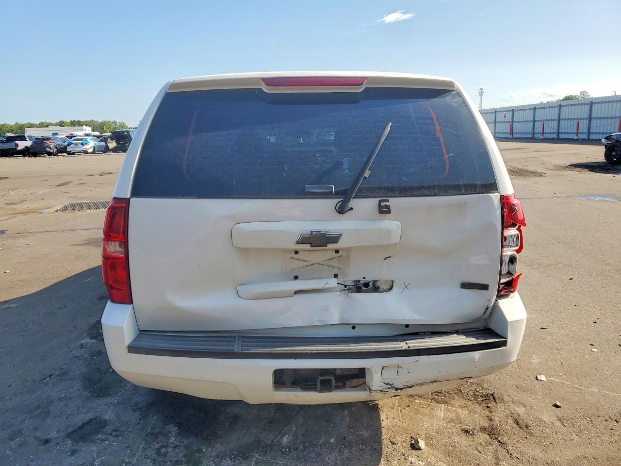 2007 Chevrolet Tahoe C1500 White vin: 1GNEC03067R403244