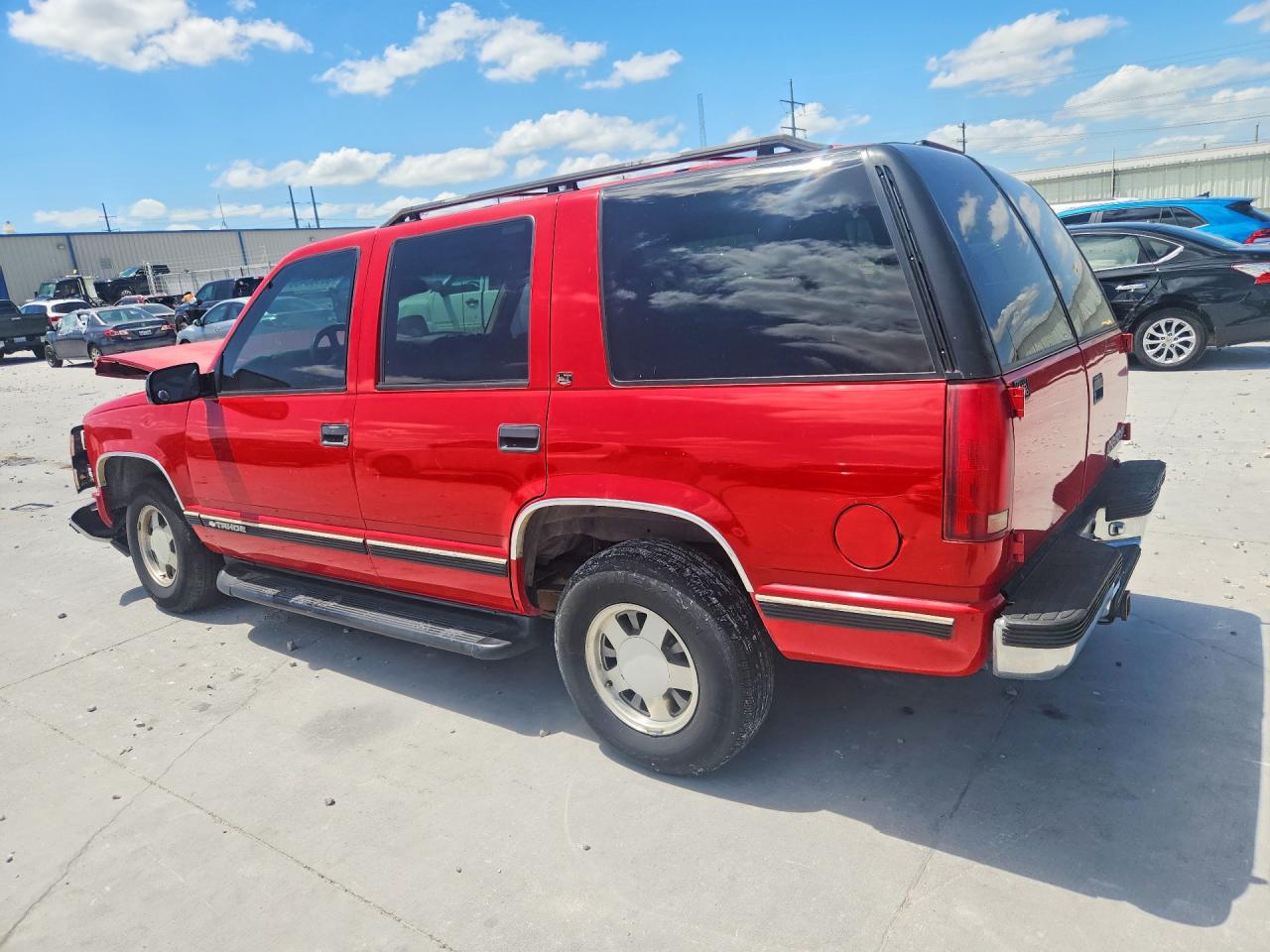 1999 Chevrolet Tahoe C1500 Красный vin: 1GNEC13R2XR101311