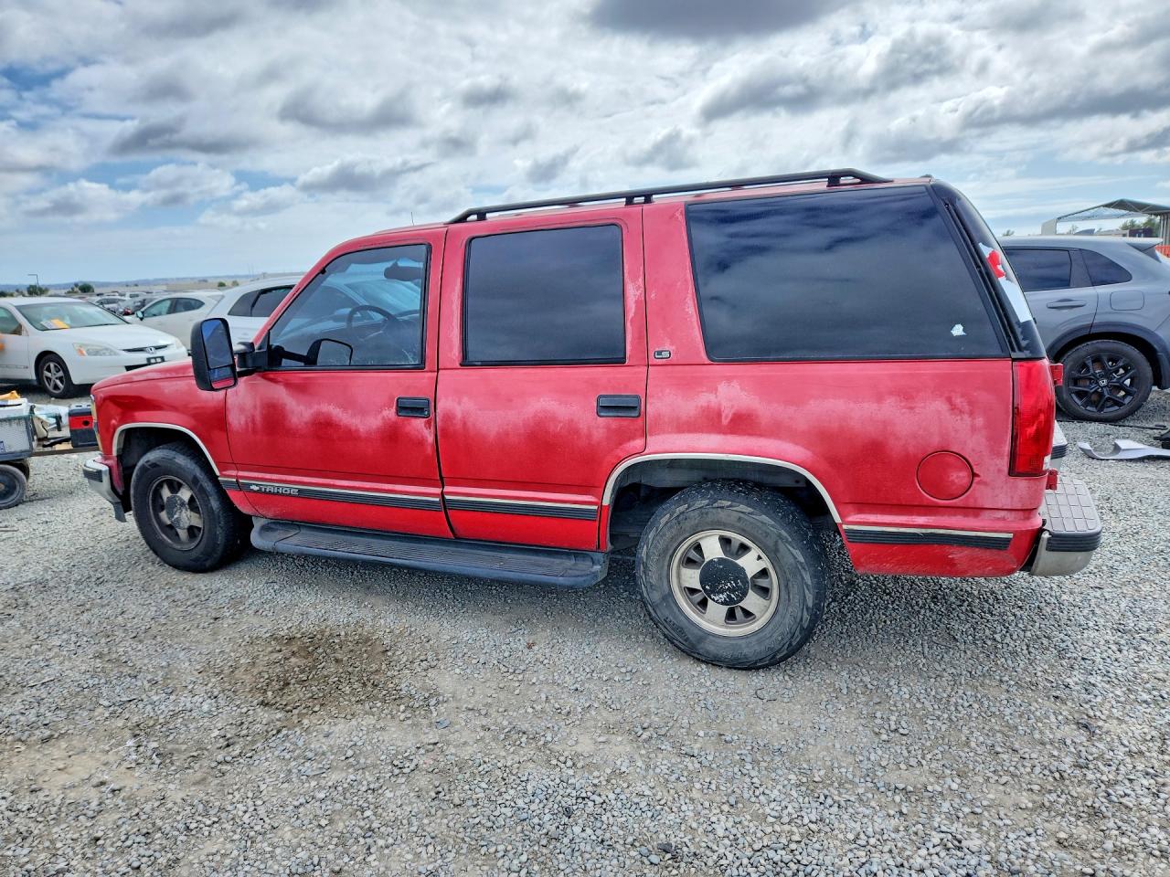 1999 Chevrolet Tahoe C1500 Red vin: 1GNEC13R3XJ543433