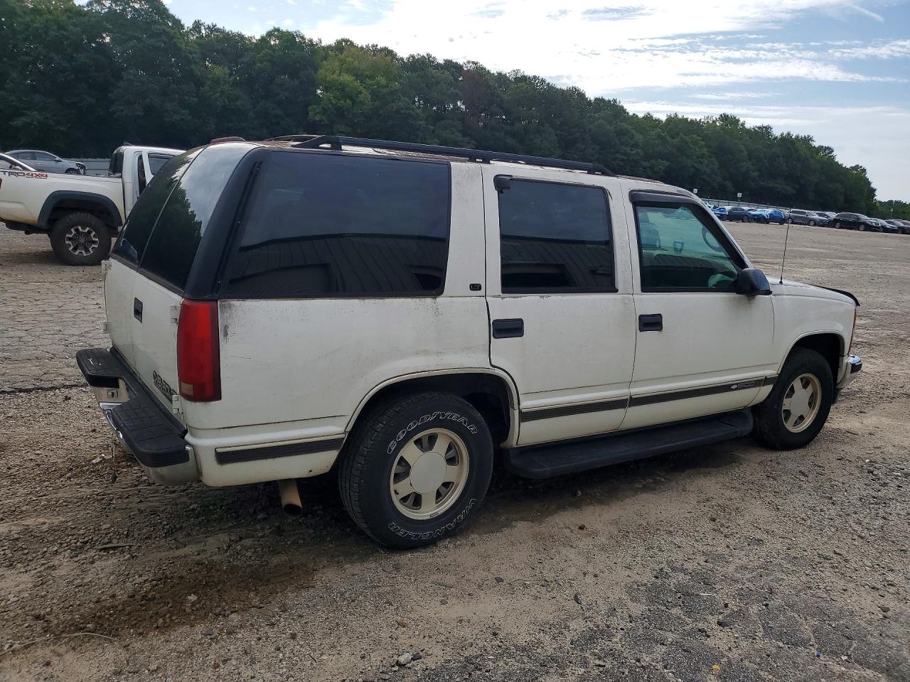 1997 Chevrolet Tahoe C1500 White vin: 1GNEC13R4VJ396200