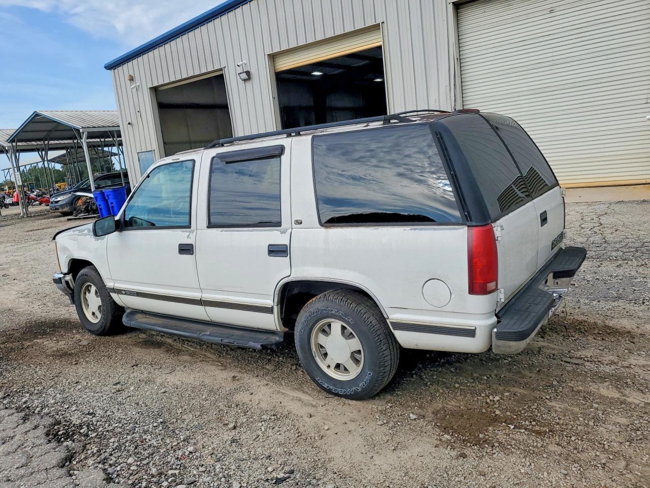 1997 Chevrolet Tahoe C1500 White vin: 1GNEC13R4VJ396200