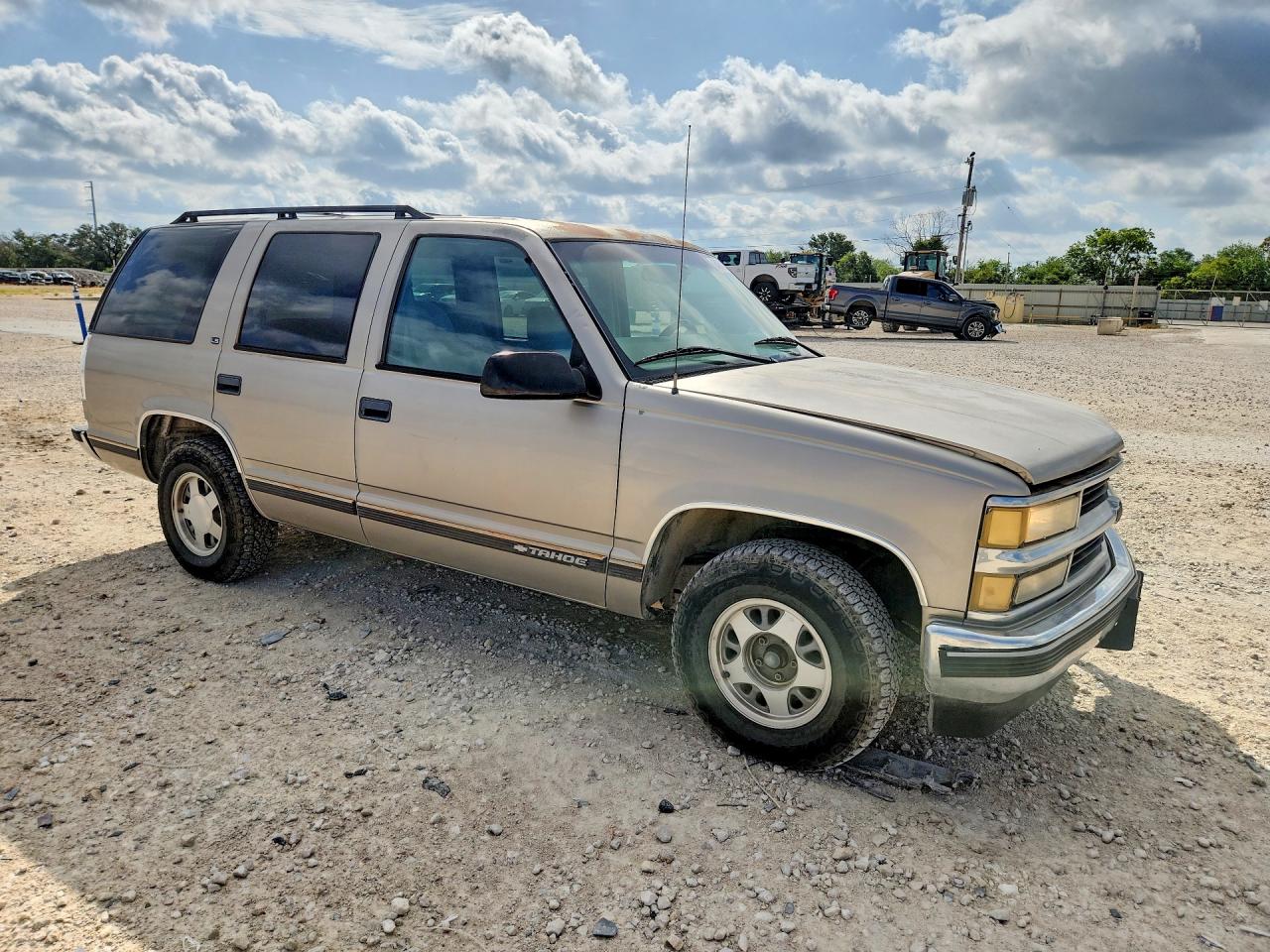 1999 Chevrolet Tahoe C1500 Tan vin: 1GNEC13R4XJ435872