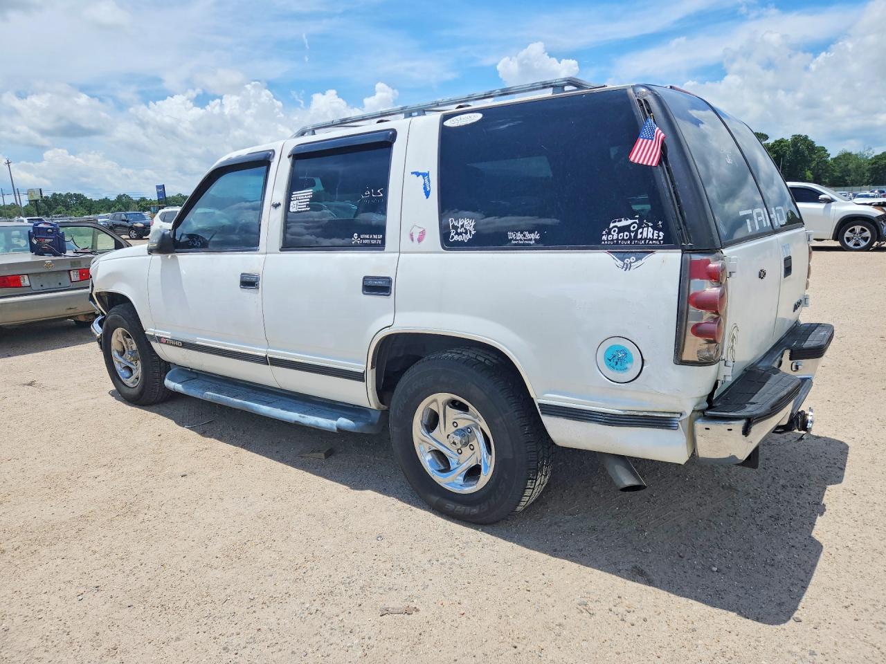 1999 Chevrolet Tahoe C1500 White vin: 1GNEC13R9XJ570653