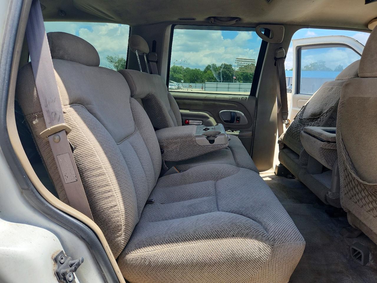 1999 Chevrolet Tahoe C1500 White vin: 1GNEC13R9XJ570653