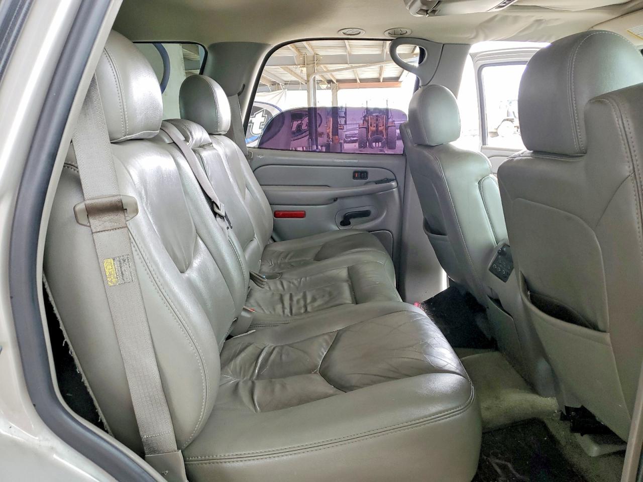 2005 Chevrolet Tahoe C1500 Silver vin: 1GNEC13T05J144665
