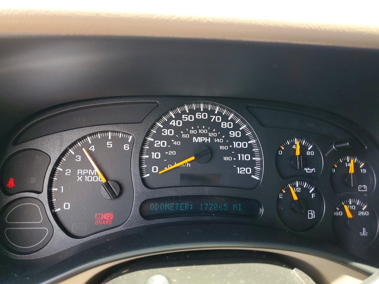 2005 Chevrolet Tahoe C1500 Red vin: 1GNEC13T05R233282