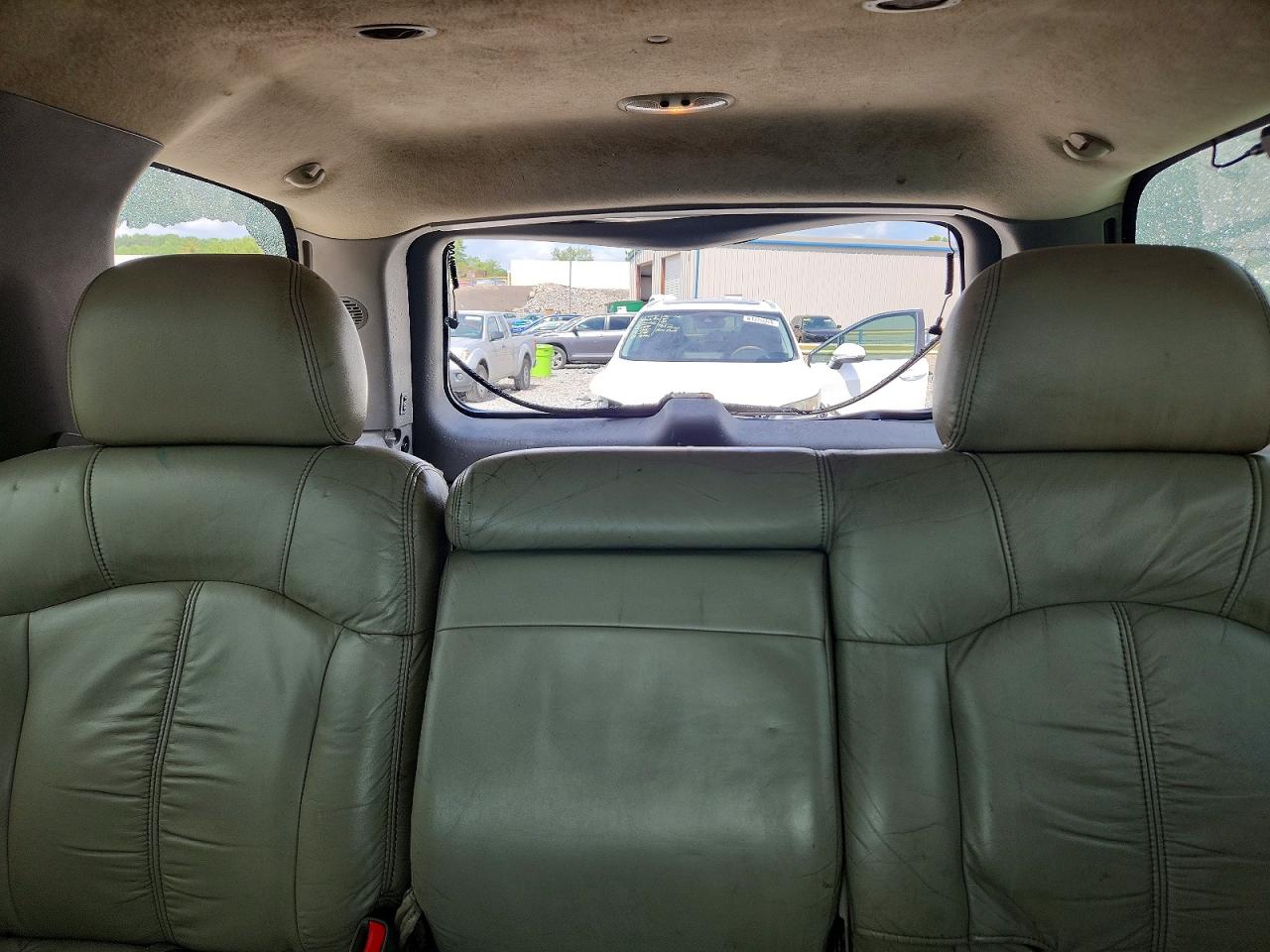 2001 Chevrolet Tahoe C1500 White vin: 1GNEC13T11R130222