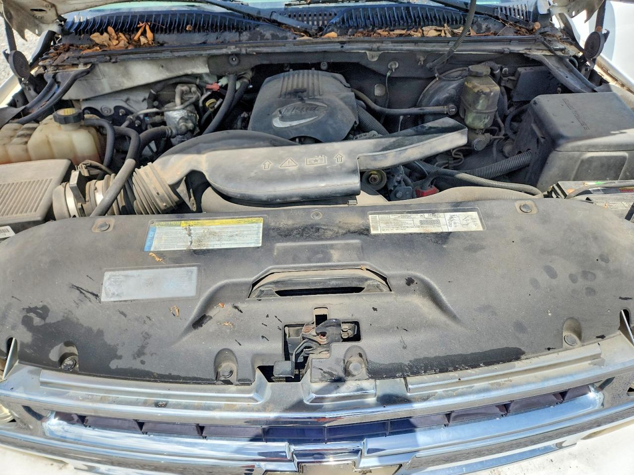 2001 Chevrolet Tahoe C1500 White vin: 1GNEC13T11R130222