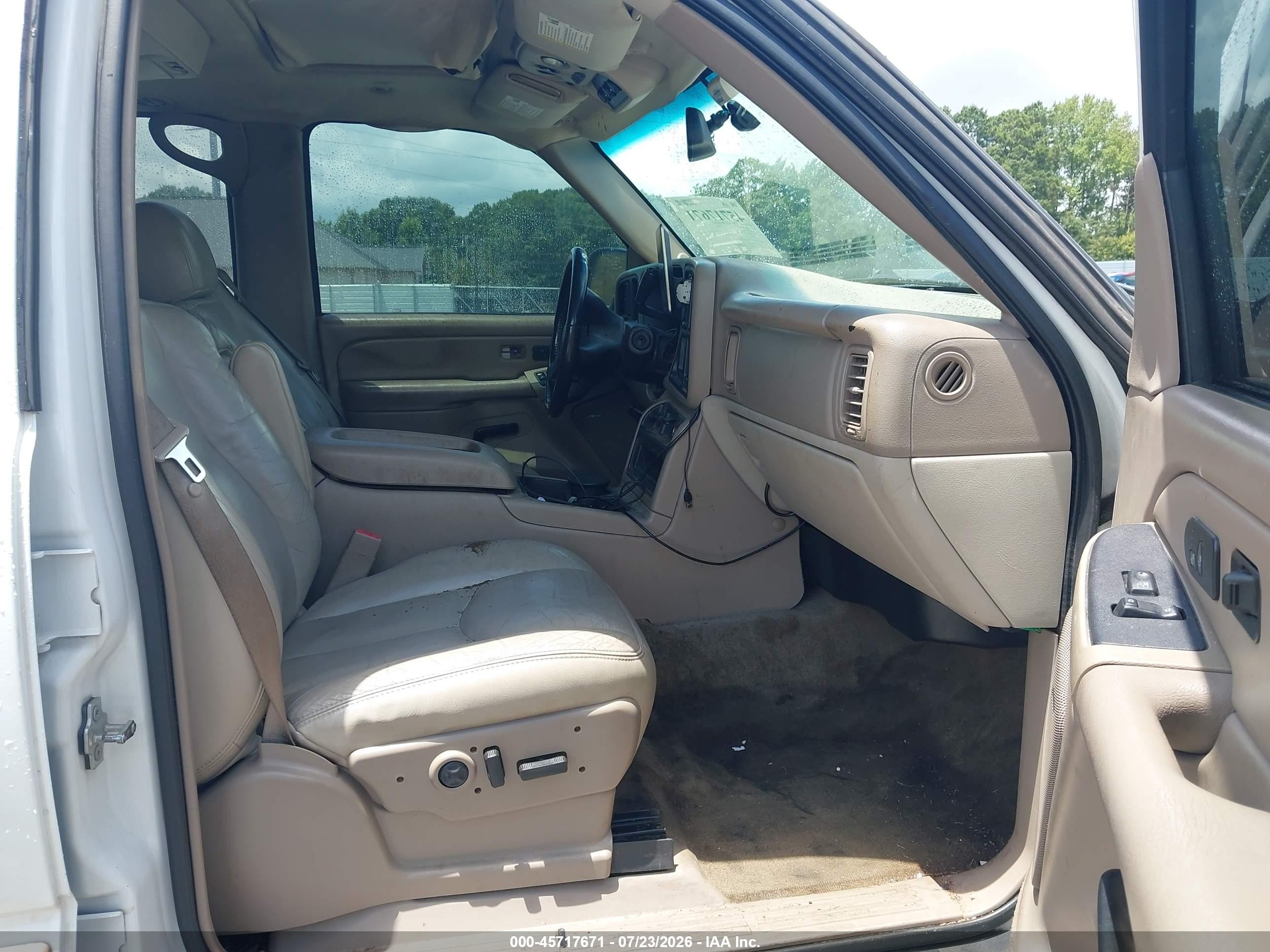 2005 Chevrolet Tahoe Lt Белый vin: 1GNEC13T15R102944
