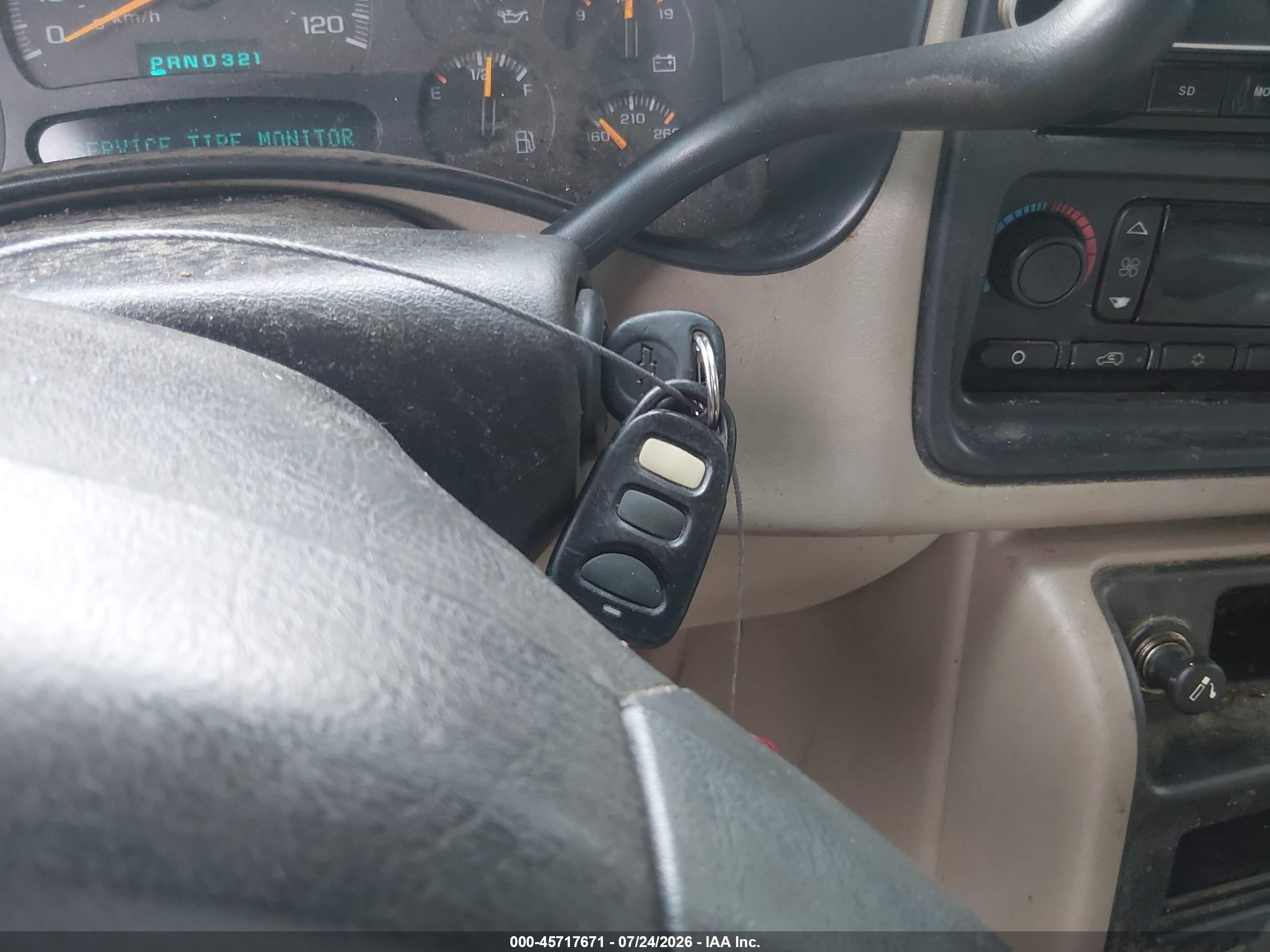 2005 Chevrolet Tahoe Lt Белый vin: 1GNEC13T15R102944