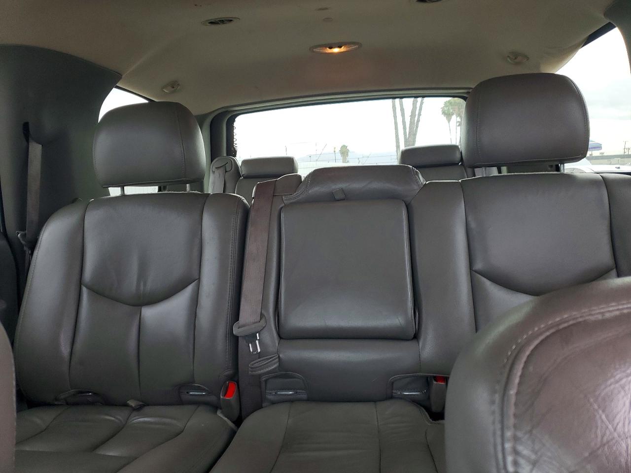 2004 Chevrolet Tahoe C1500 White vin: 1GNEC13T24J326219