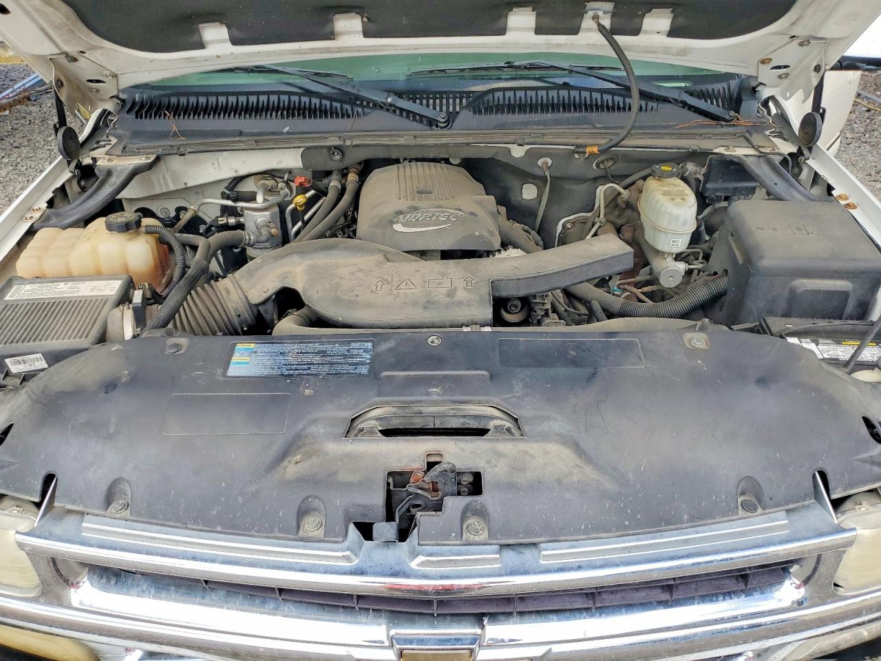 2005 Chevrolet Tahoe C1500 White vin: 1GNEC13T45R124470