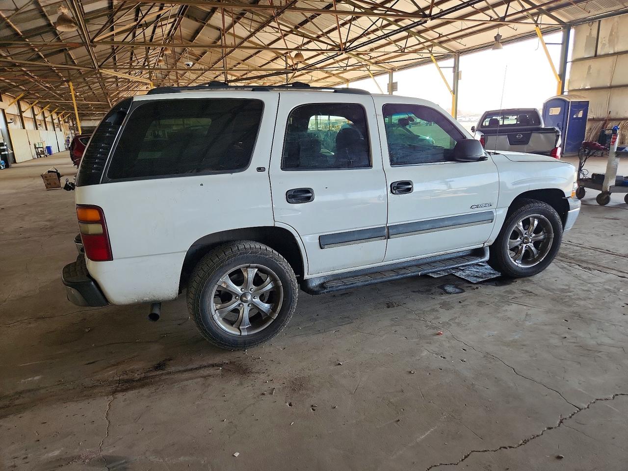 2002 Chevrolet Tahoe C1500 White vin: 1GNEC13T62R162939