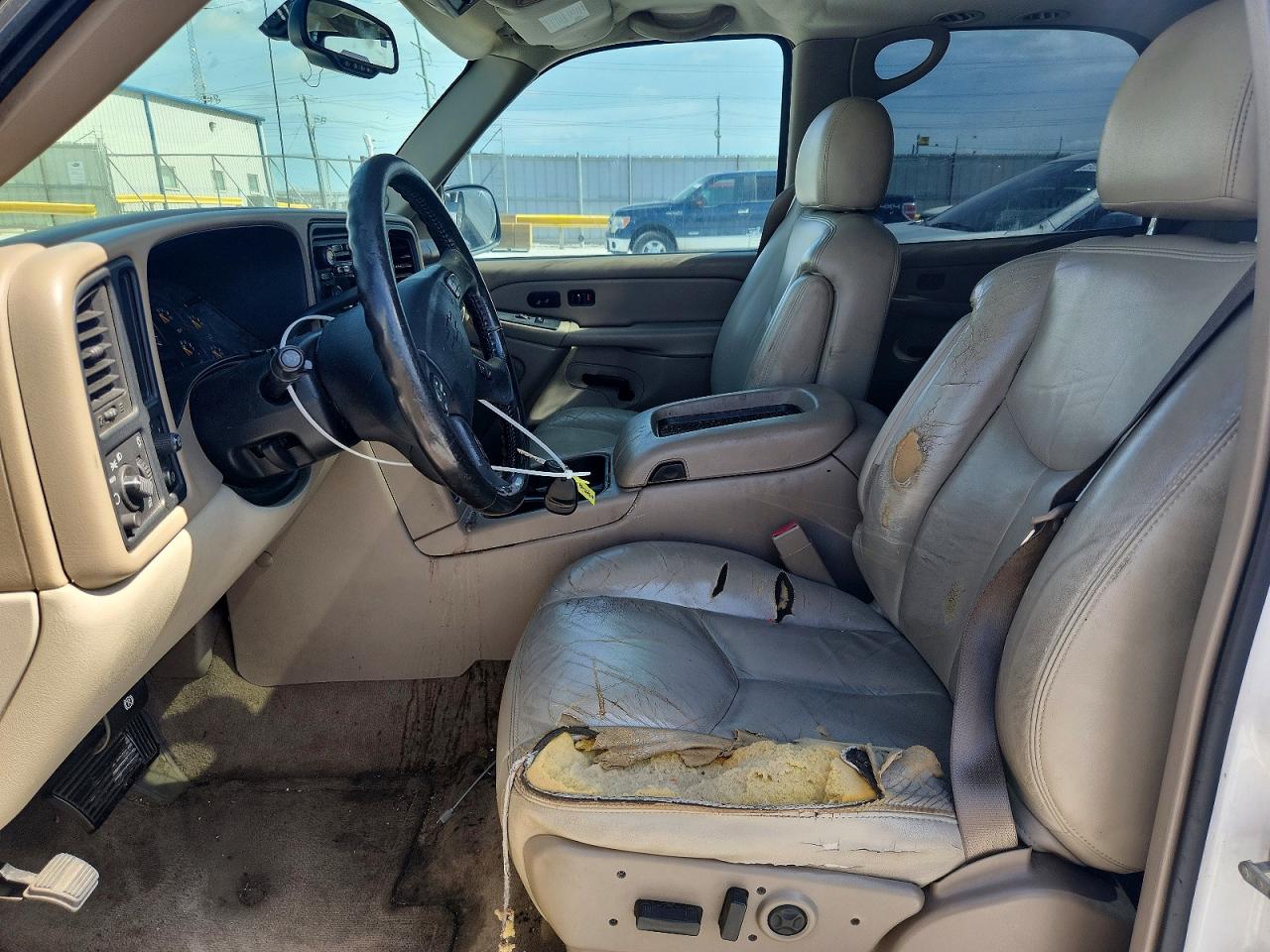 2005 Chevrolet Tahoe C1500 White vin: 1GNEC13T75R218939