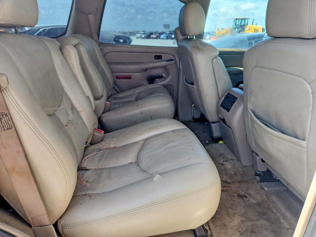 2005 Chevrolet Tahoe C1500 White vin: 1GNEC13T75R218939