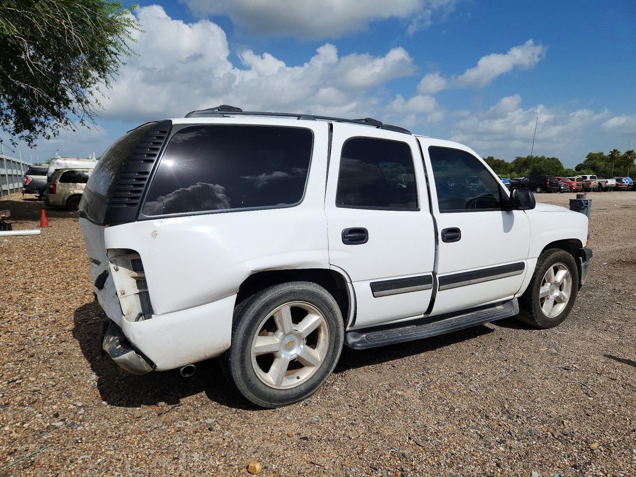 2005 Chevrolet Tahoe C1500 White vin: 1GNEC13T75R252461