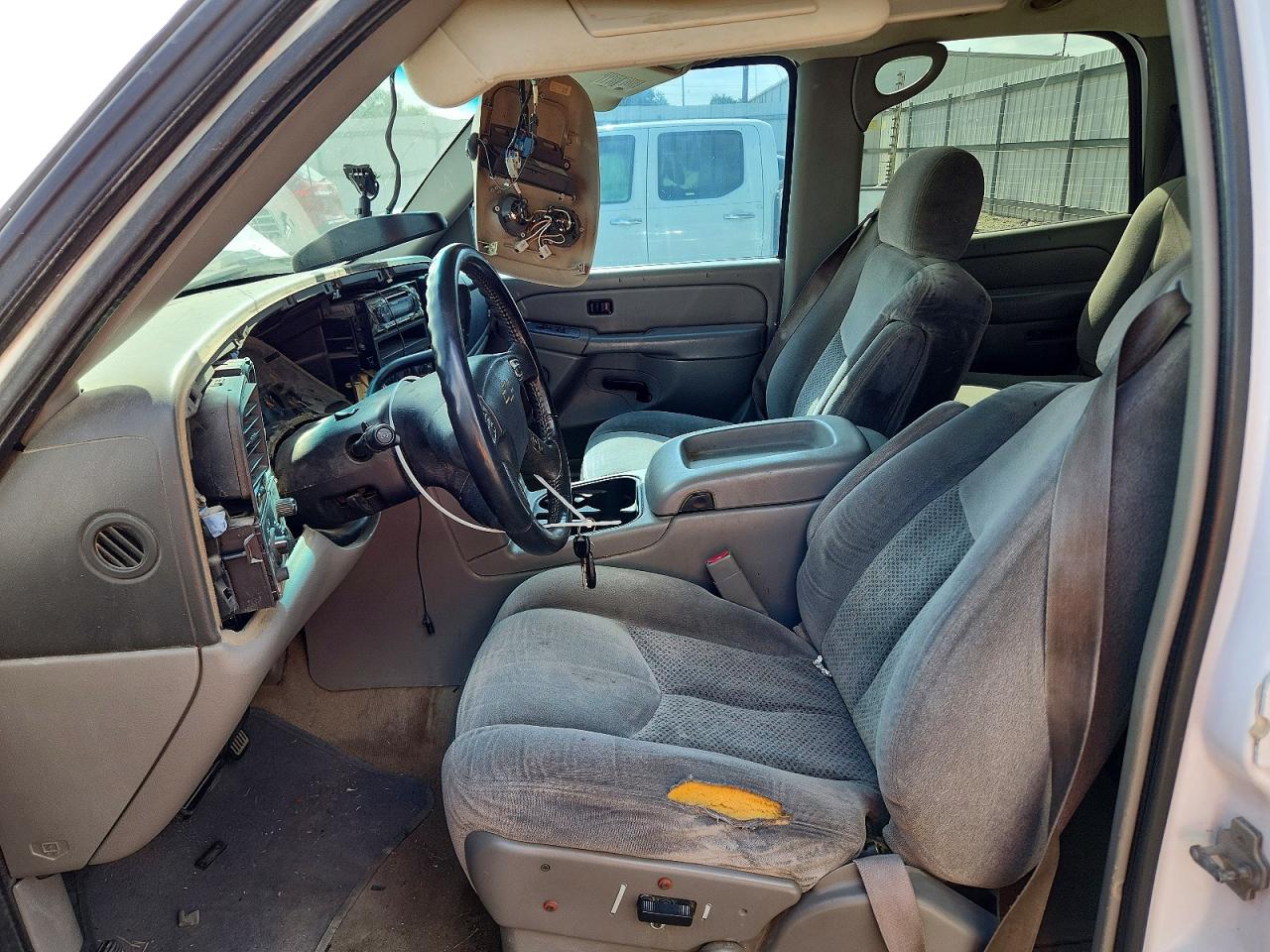2005 Chevrolet Tahoe C1500 White vin: 1GNEC13T75R252461