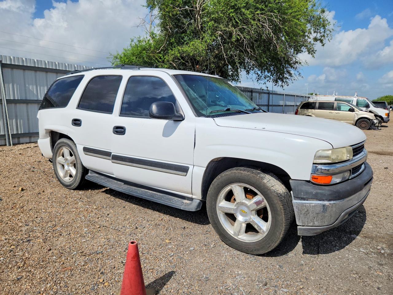 2005 Chevrolet Tahoe C1500 White vin: 1GNEC13T75R252461