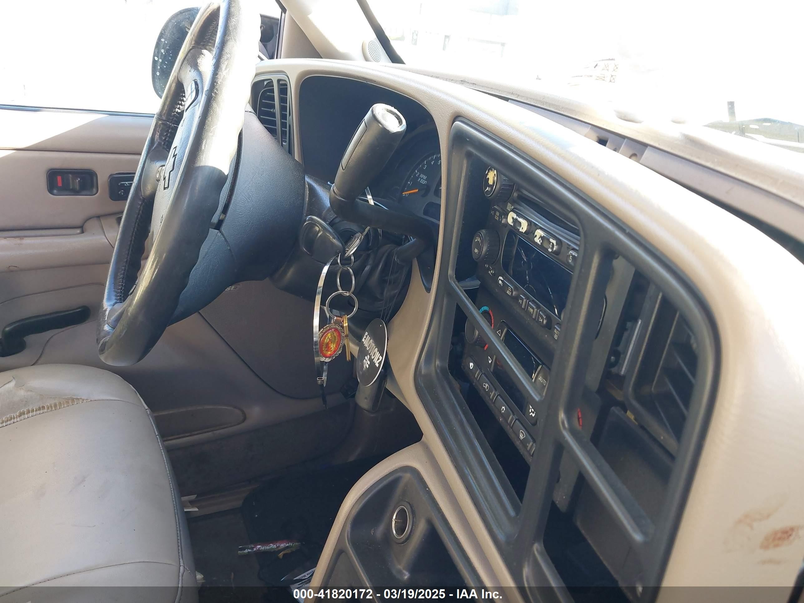 2005 Chevrolet Tahoe Lt White vin: 1GNEC13T85R134239