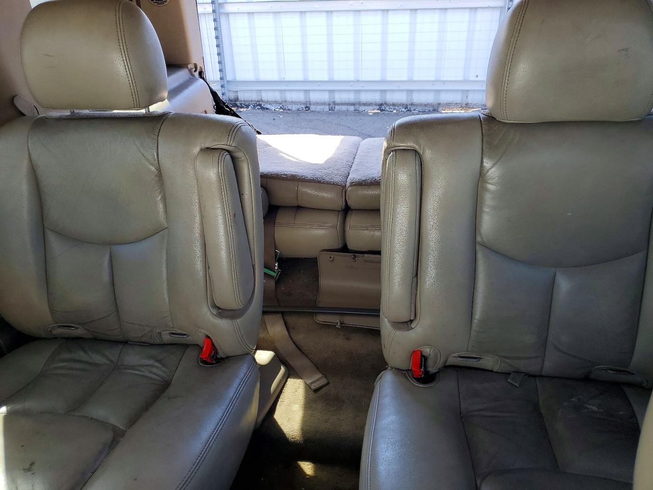2005 Chevrolet Tahoe White vin: 1GNEC13T85R163692